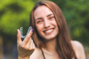 Woman travelling with her clear aligners
